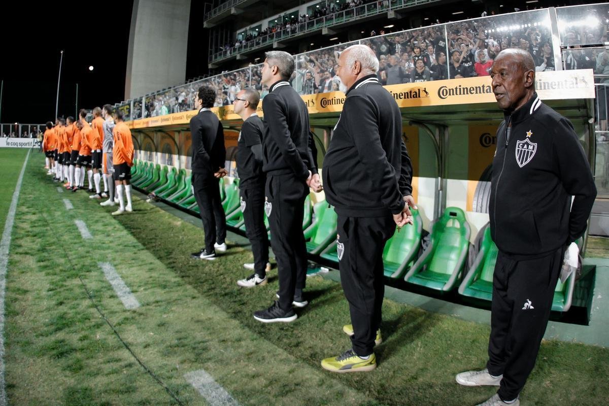 Aguardado pela torcida do Atltico, os agasalhos fabricados pela Le Coq Sportif chegaram s lojas. Entretanto, torcedores reclamaram do preo das peas e notaram diferenas com relao aos modelos usados pela comisso tcnica