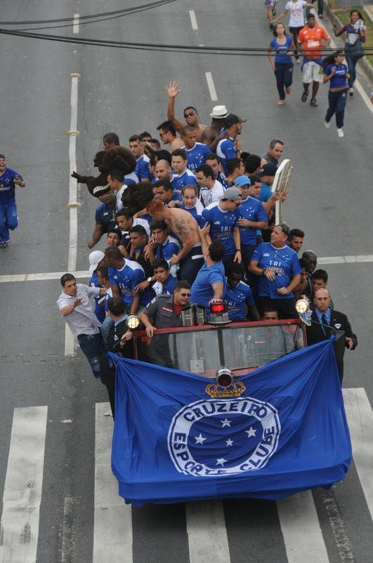 Depois de vencer o Vitria por 3 a 1 no Barrado, em Salvador, na noite de 13 de novembro de 2013, e confirmar o tricampeonato brasileiro, o Cruzeiro desembarcou em Confins numa quinta-feira e foi recebido por milhares de pessoas nas ruas de Belo Horizonte. O elenco desfilou em carro pela Avenida Antnio Carlos, pela Avenida Afonso Pena, no Centro, e foi em direo  sede do Barro Preto. Esta, sem dvida, foi a festa que envolveu o maior nmero de pessoas na capital mineira.