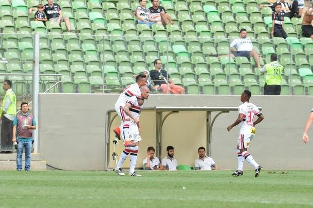 Galo saiu na frente, com Hyuri, mas levou virada do Tricolor. Maicon e Gilberto fizeram para o So Paulo