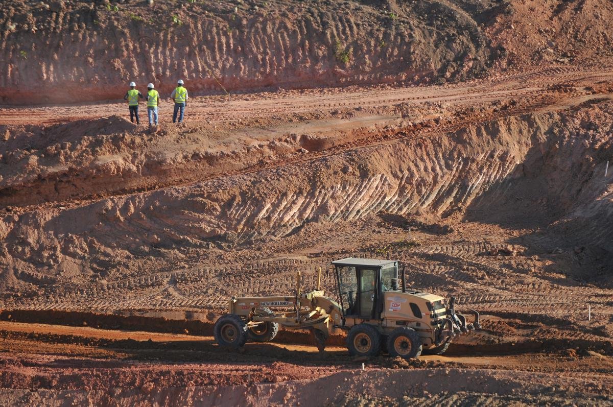 08/07/2020 - Novas fotos da obra de construo da Arena MRV, do Atltico, no bairro Califrnia, em Belo Horizonte. Tratores trabalham a todo vapor no local em etapa de terraplanagem. (Alexandre Guzanshe/EM/D. A Press)