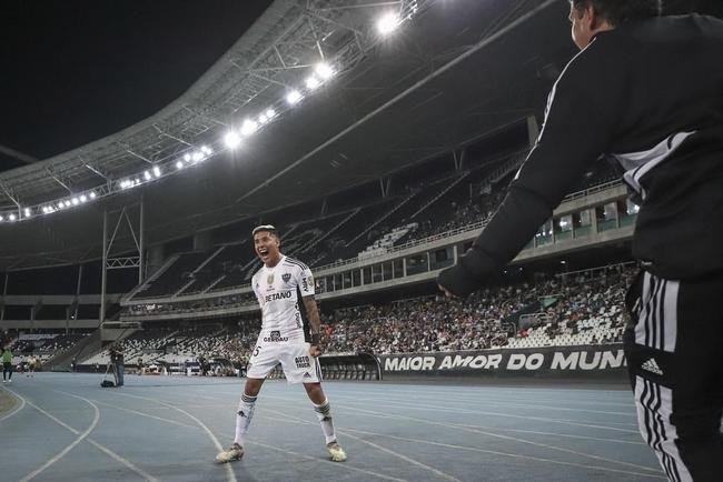 Matas Zaracho - Matas Zaracho chegou ao Atltico em 2020. Ele teve 50% dos direitos econmicos adquiridos por 6 milhes de dlares (R$ 33,78 milhes na cotao atual). O restante segue com o Racing, seu ex-clube. O meio-campista  um dos principais jogadores do Atltico. Ele soma 95 jogos, com 16 gols e oito assistncias pelo clube.