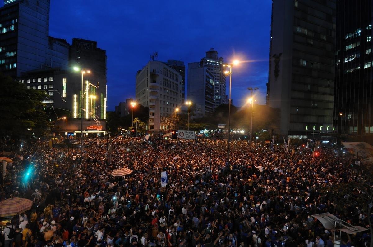 De Confins, jogadores do Cruzeiro hexacampees da Copa do Brasil saram em carro aberto pelas ruas de Belo Horizonte. No Centro da capital, milhares de pessoas aguardavam os jogadores para a festa.
