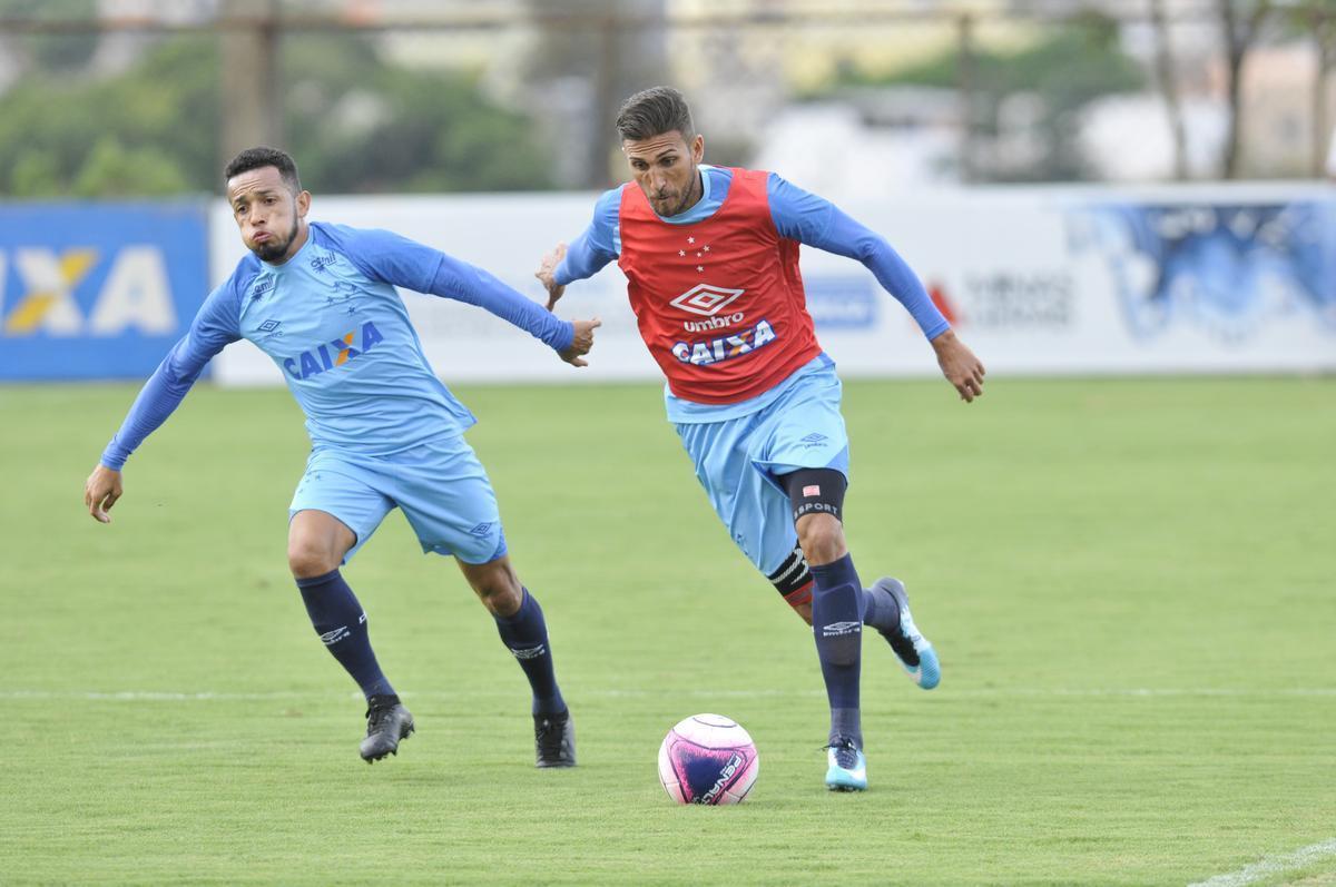 Mano Menezes montou Cruzeiro que deve encarar o Villa Nova no sbado e promoveu trs mudanas em relao ao ltimo jogo: Murilo entrou na vaga de Leo, Egdio no lugar de Marcelo Hermes e Robinho deu lugar a Ariel Cabral