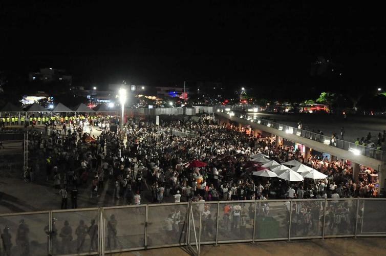 Atleticanos invadiram o Mineirão no jogo contra o Grêmio e bateram recorde de público no Brasileiro; veja fotos do entorno do estádio antes da partida