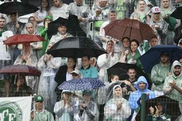 Muita emoção quando a mãe do goleiro Danilo adentrou o gramado da Arena Condá
