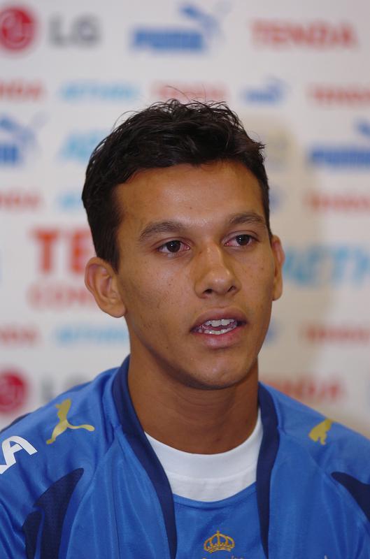 Henrique chegou ao Cruzeiro em janeiro de 2008, mas devido a uma leso sofrida na pr-temporada, estreou apenas em abril. Desde ento, tornou-se pea frequente no time, por ser jogador de confiana de todos os tcnicos. Na primeira passagem, at julho de 2011, disputou 180 jogos e marcou 12 gols. Aps um ano e meio no Santos, retornou  Raposa, em janeiro de 2013, e conquistou ttulos de expresso: dois Campeonatos Brasileiros, em 2013 e 2014, e duas Copas do Brasil, em 2017 e 2018. Atualmente, o veterano de 35 anos se recupera de cirurgia no menisco lateral do joelho direito. Ele  o oitavo atleta que mais vestiu a camisa celeste, com 524 partidas e 27 gols.
