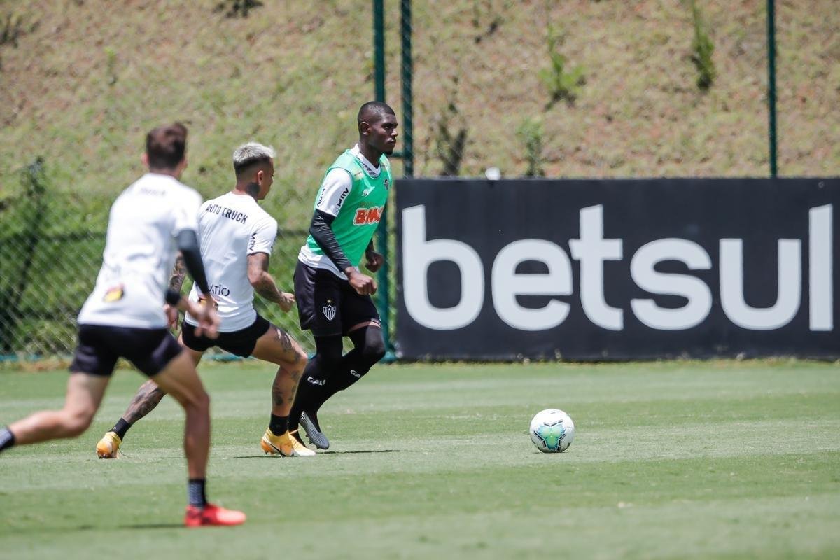 Aps polmica balada, Dylan e Marrony participam normalmente do treino na Cidade do Galo