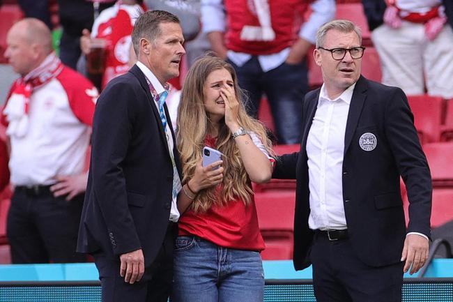 Reação de companheiros, esposa, adversários e torcedores após queda de Eriksen