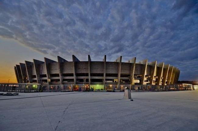 Fotos noturnas das obras do Mineir�o
