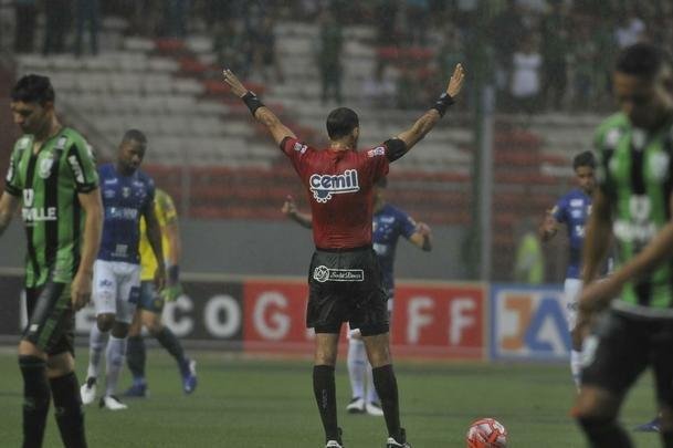 Forte chuva atrasou comeo de Amrica x Cruzeiro, no Horto