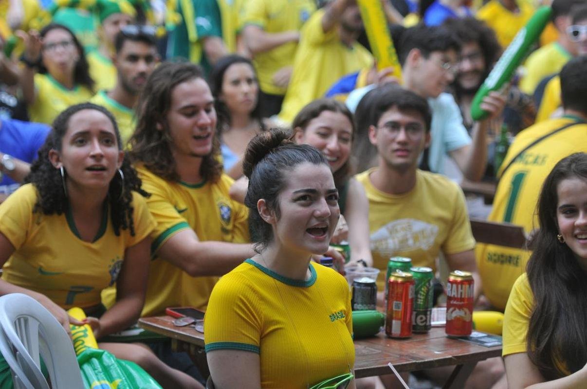 Torcedores se concentraram nos bares da Savassi, em Belo Horizonte, para acompanhar o jogo entre Brasil x Camares pela Copa do Mundo