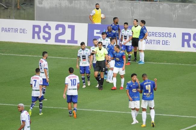 Cruzeiro goleou URT por 3 a 0 no Independncia com gols de Thiago, Machado e Edu em sua estreia no Mineiro. Ronaldo, dono da SAF, assistiu  partida no Horto. Duelo marcou estreia do tcnico uruguaio Paulo Pezzolano