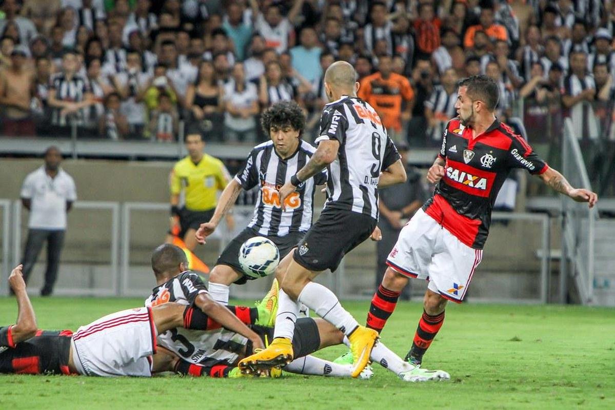 Atltico 4 x 1 Flamengo - Copa do Brasil de 2014 - O Galo precisava reverter a vantagem de dois gols obtida pelo Flamengo no primeiro jogo. O rubro-negro ainda abriu o placar no Mineiro, com Everton. Ainda no primeiro tempo, Carlos empatou. Na etapa final, o Atltico buscou o que parecia impossvel e virou o jogo para 4 a 1 para garantir a vaga na deciso e, consequentemente, o ttulo. Maicosuel, Dtolo e Luan balanaram as redes do time carioca. 