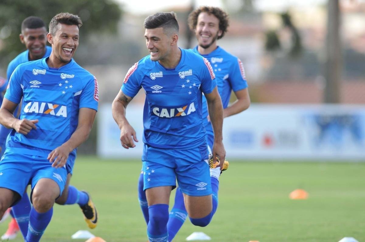 Jogadores do Cruzeiro trabalharam em tom descontrado na Toca da Raposa antes de final com Flamengo