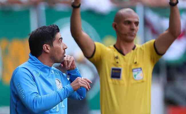 Árbitro relata reclamação de Abel Ferreira em súmula; técnico do Palmeiras  diz que vai colocar algemas