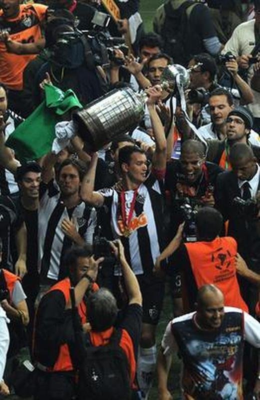 Capito Rver ergue a taa de campeo da Libertadores do Atltico