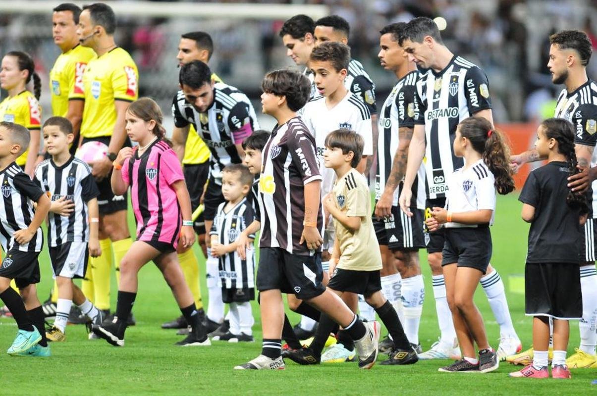 Mascotinhos do Atltico no jogo contra o Juventude, no Mineiro, pelo Campeonato Brasileiro de 2022