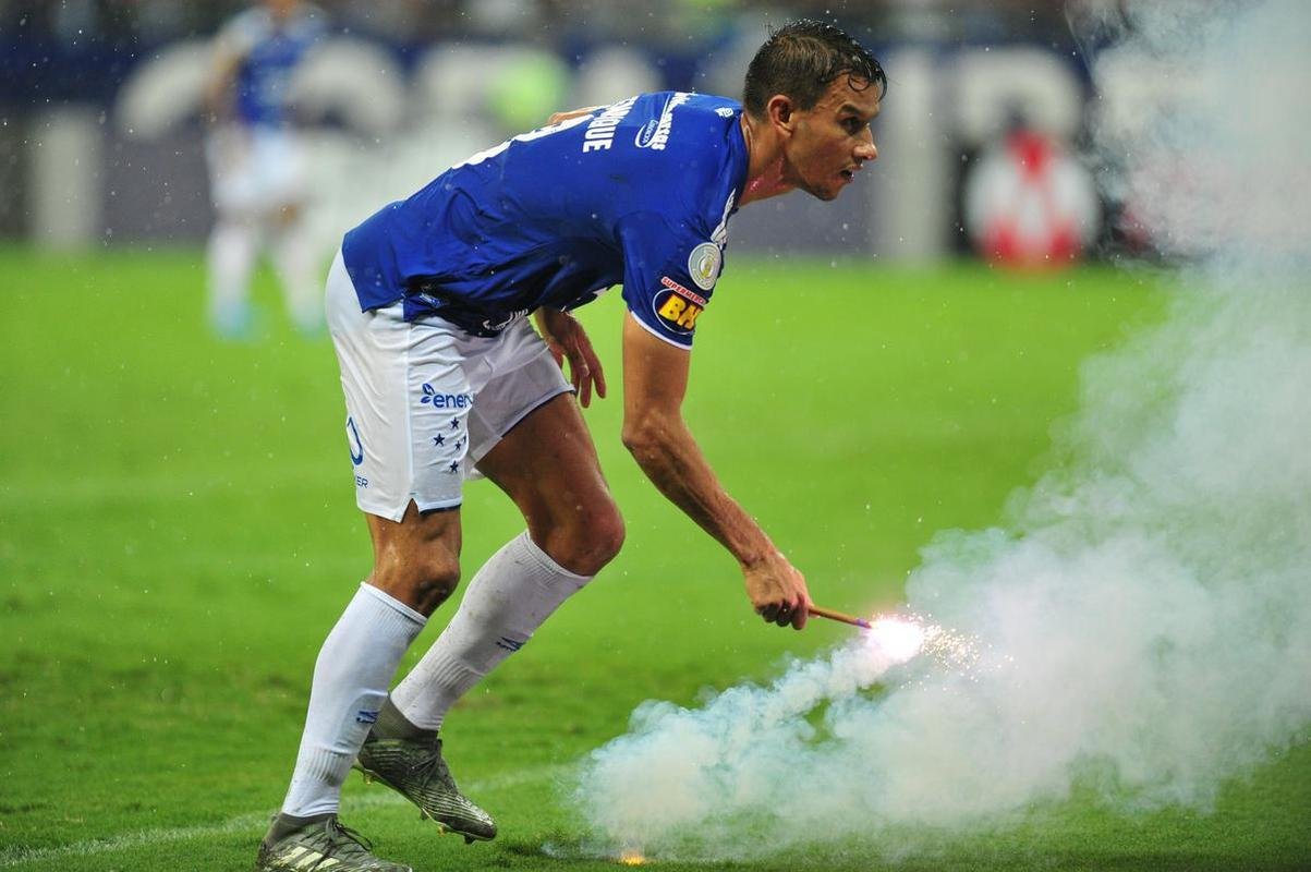 No segundo tempo, Cruzeiro n�o conseguiu a rea��o, levou bola na trave e ainda perdeu um p�nalti com o meia Thiago Neves. Torcida se revoltou e atirou sinalizadores em campo