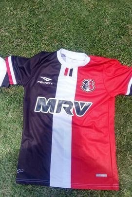 Em 2017, o primeiro padrão do Santa Cruz foi desenhado por um torcedor. Através de uma eleição popular, os sócios escolheram a camisa com listras verticais para ser usada apenas na Copa do Nordeste