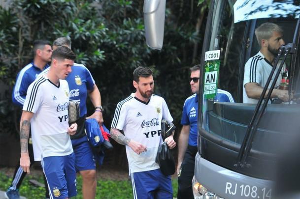 Jogadores da Argentina embarcam rumo ao treino no Independência