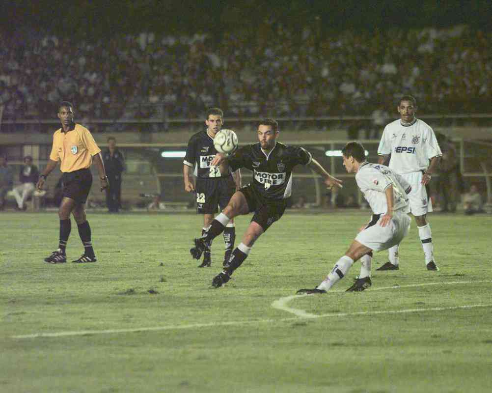 No primeiro jogo das quartas de final de 2000, o Atlético recebeu o Corinthians no Mineirão. O Timão abriu o placar com Luizão, mas Guilherme empatou. No jogo da volta, o Galo perdeu por 2 a 1 e foi eliminado.