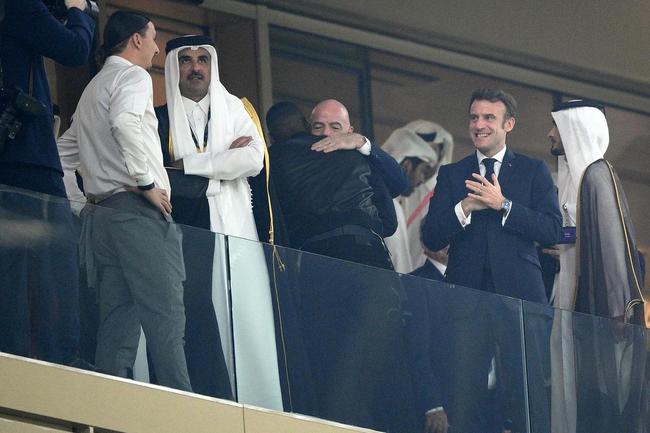 Jogador sueco Zlatan Ibrahimovic e xeque Tamim bin Hamad al-Thani 