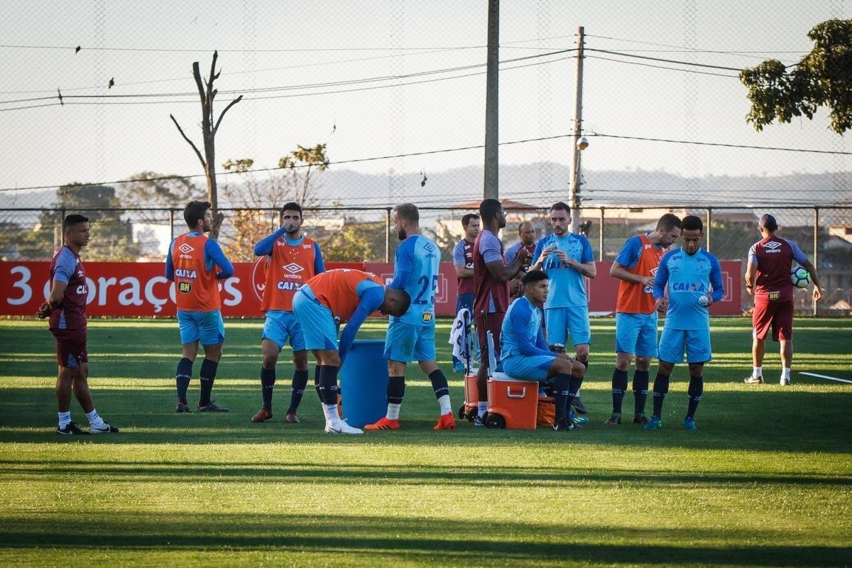 Depois de vencer o Amrica por 3 a 1 no Mineiro, o Cruzeiro se reapresentou na tarde desta sexta-feira, na Toca da Raposa II. Como de praxe, os titulares realizaram treinamento regenerativos na academia. J os reservas estiveram em campo para atividade tcnica sob orientao de Mano Menezes. O treinador, inclusive, passou a maior parte do trabalho em conversa reservada com o vice-presidente de futebol Itair Machado. O prximo compromisso do clube  contra o Atltico-PR, no domingo, s 19h, no Gigante da Pampulha. 