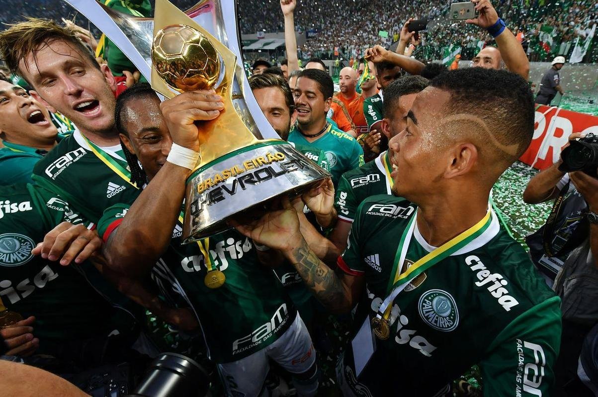 Palmeiras vence Chapecoense no Allianz Parque e conquista nono ttulo brasileiro. Dudu ergueu a taa