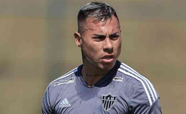 Atacante Eduardo Vargas durante treinamento do Atltico na Cidade do Galo