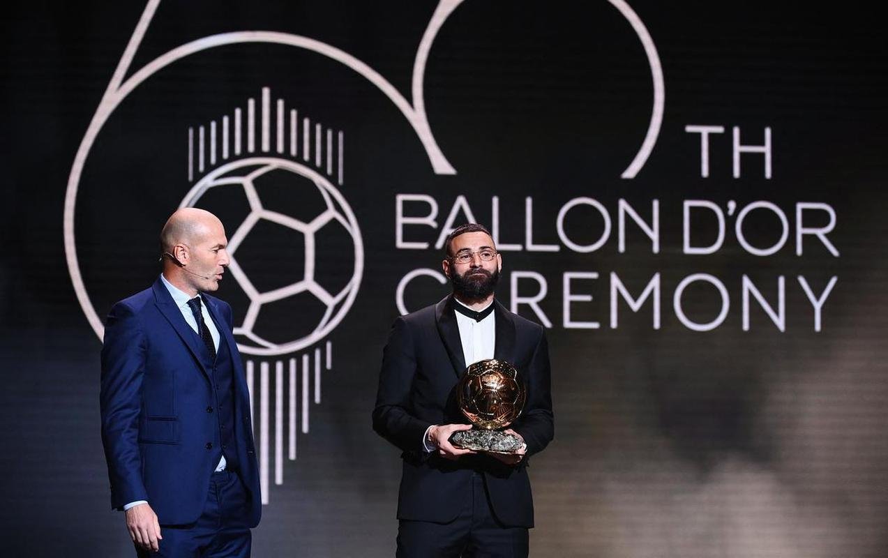 Karim Benzema recebe prmio Bola de Ouro, da Revista France Football, como melhor do mundo na temporada 2021/22. 