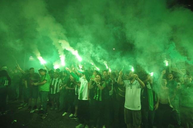 Fotos da torcida do Amrica nos arredores do Independncia, em Belo Horizonte, antes da bola rolar para o jogo contra o So Paulo, nesta quinta-feira (18). Partida valida pela volta das quartas de final da Copa do Brasil. 