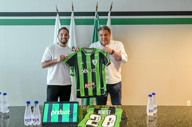 Reforço do Coelho, Benítez foi apresentado após sessão de fotos e autógrafos