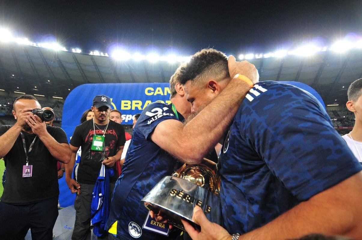 Cruzeiro levanta a taa da Srie B e faz festa no Mineiro