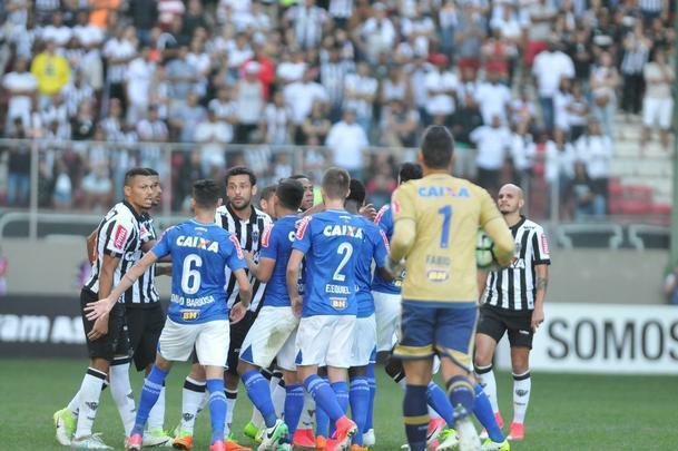 Ainda no primeiro tempo, o Atltico virou, com gols de Cazares, de falta, e Fred: 2 a 1