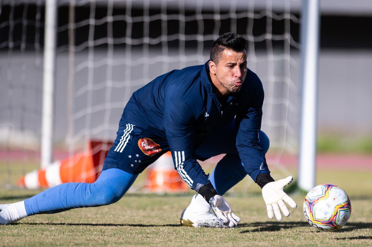 Último treino do Cruzeiro antes do jogo contra o Vitória, pela Série B. Atividade foi realizada no Pituaçu, em Salvador (BA)