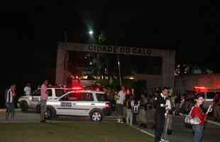 Torcedores protestam na porta da Cidade do Galo depois do clssico