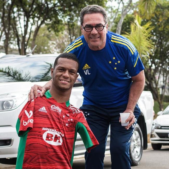 O campeo Gabriel Arajo foi  Toca da Raposa II acompanhar o treino do seu time de corao 