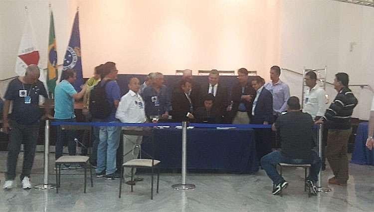 1/7 - VITRIA DE WAGNER: chapa Fora Azul, apoiada pelo presidente Wagner Pires de S, vence a eleio do Conselho Fiscal. Logo depois da vitria, integrantes minimizaram as graves denncias e a investigao da Polcia Civil contra a gesto. Posicionamento era um sinal claro de que, internamente, nenhuma medida seria tomada para mudar o cenrio nebuloso.