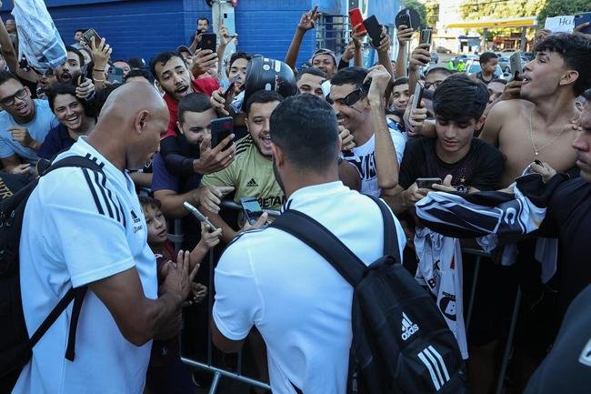 No fim da tarde desta sexta-feira (4/3), delega��o do Atl�tico desembarcou em Governador Valadares, onde enfrentar� o Democrata pelo Campeonato Mineiro.