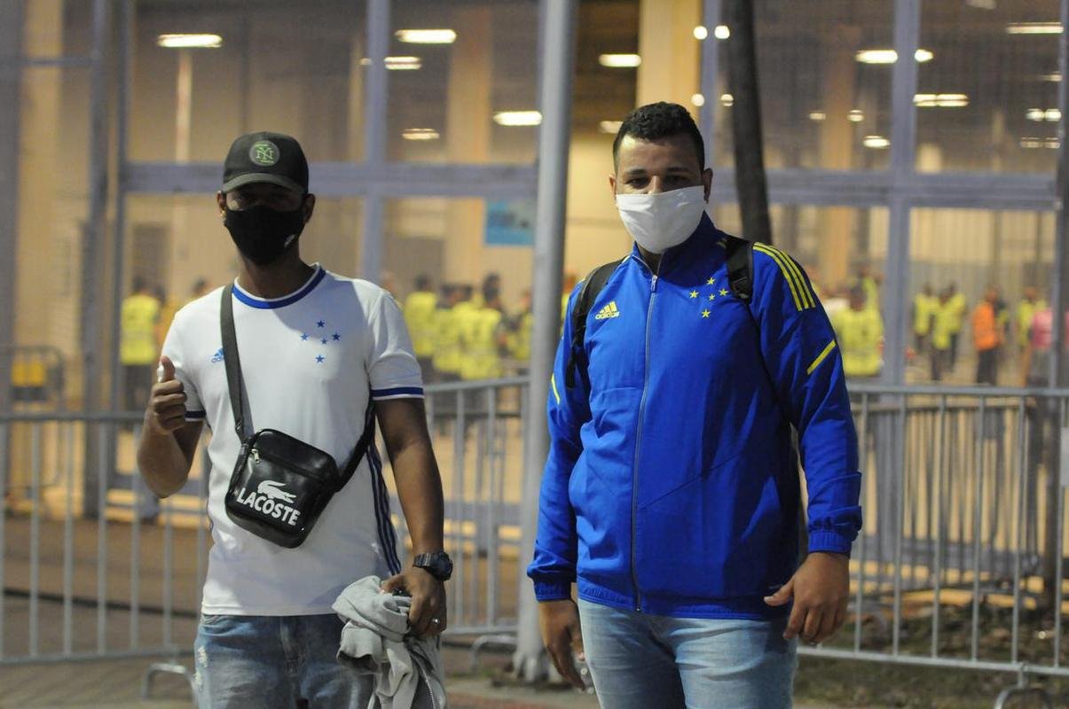 Torcida do Cruzeiro voltou ao Mineiro aps meses de ausncia devido  pandemia. Houve grandes filas devido  desorganizao do clube, que demorou a enviar funcionrios aos portes para fazer a conferncia dos exames de COVID-19. Na Alameda das Palmeiras, muitos cruzeirenses se aglomeraram e no usaram mscara prximo ao Bar do Peixe.