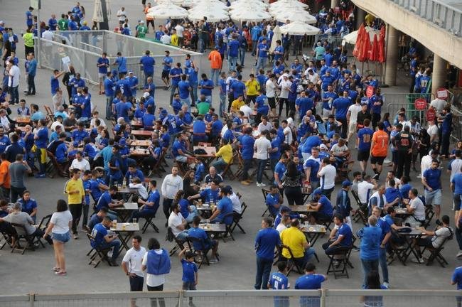 Fotos da chegada da torcida do Cruzeiro ao Mineiro na partida contra o CRB pela Srie B do Brasileiro; longas filas de formaram na esplanada antes da partida