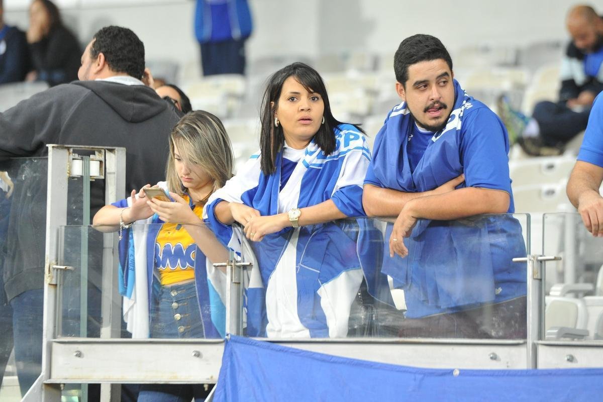 Torcida do Cruzeiro encarou frio e crise de abastecimento para apoiar o time contra o Palmeiras, no Mineiro