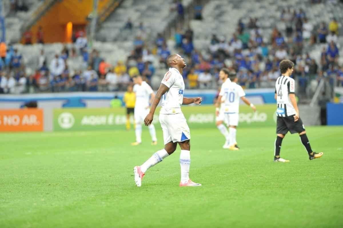 Imagens da torcida e da partida entre Cruzeiro e Santos, no Mineiro