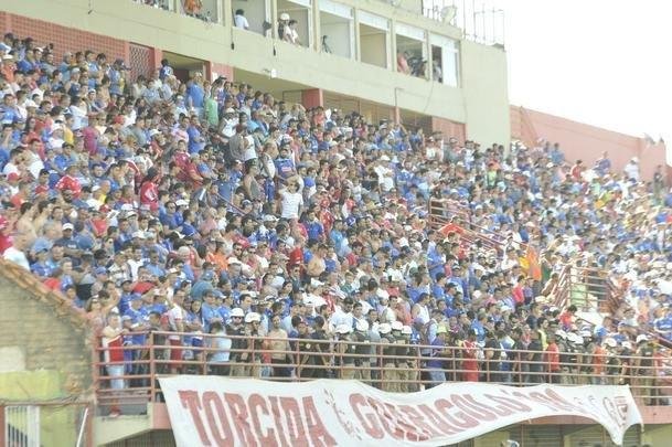 Torcidas de Cruzeiro e Guarani lotaram estdio Fario e casas do entorno, em Divinpolis, para assistir ao duelo de abertura do Campeonato Mineiro 2019