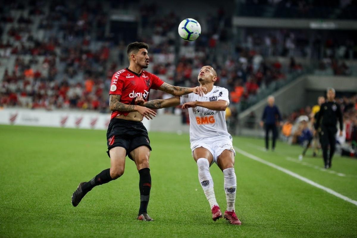 Galo perdeu muitas chances e acabou tropeçando em Curitiba