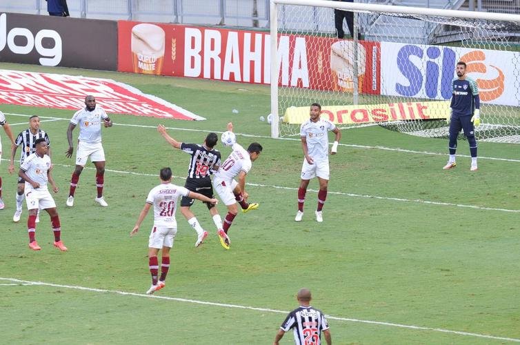 Ainda no primeiro tempo, o Atltico empatou em cobrana de pnalti de Hulk aps reviso do VAR: 1 a 1