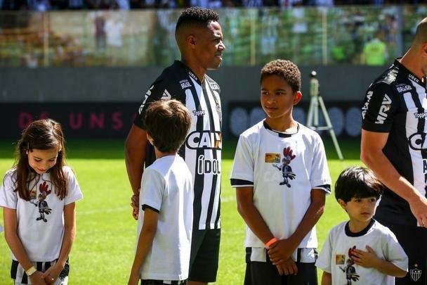 Atlético homenageou pais em jogo contra o Santos, no Independência, pelo Campeonato Brasileiro