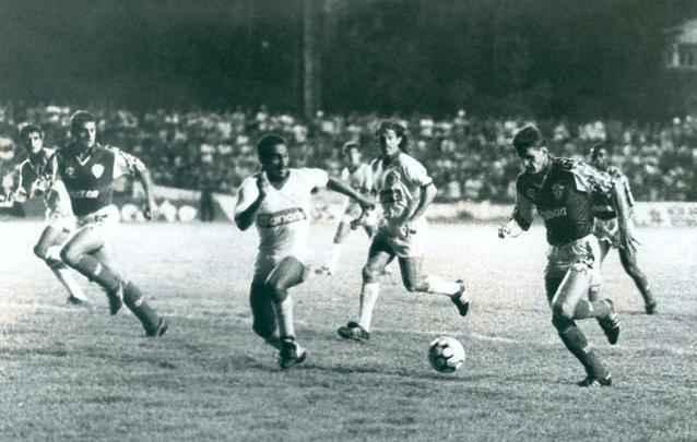 Náutico encara a Portuguesa com a camisa branca fornecida pela empresa Campeã, que esteve no clube apenas em 1991