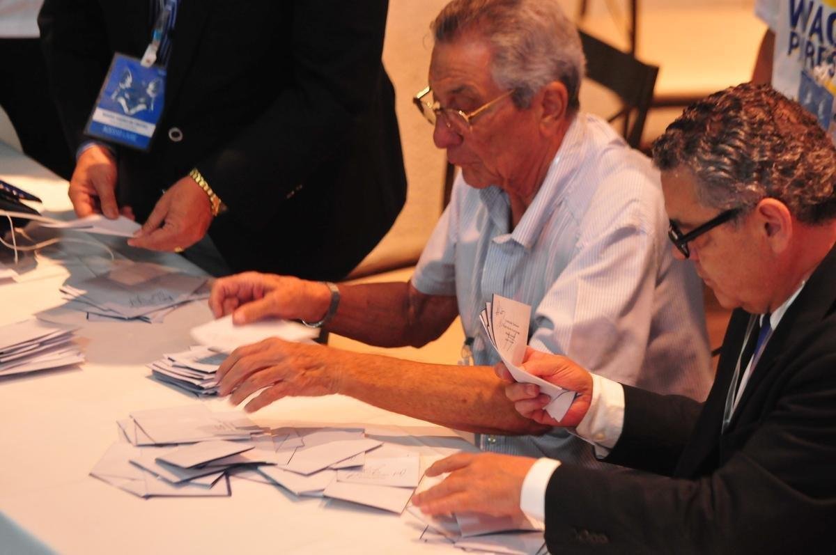 Wagner Pires de S venceu eleio com 235 votos e  o novo presidente do Cruzeiro. Ele comendar o clube no trinio 2018, 2019 e 2020. Srgio Santos Rodrigues, apoiado por Zez Perrella, ficou com 200 votos no pleito.