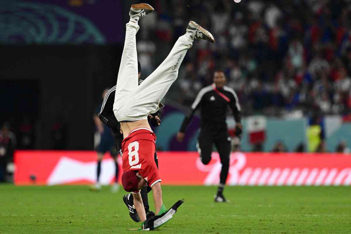 Homem invade campo do jogo Tunsia x Frana, no Estdio Cidade da Educao, em Doha, com a bandeira da Palestina